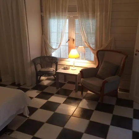 A Hidden Paradise - Charming With 2,400m2 Garden, 5 Minutes From The * 에스테포나